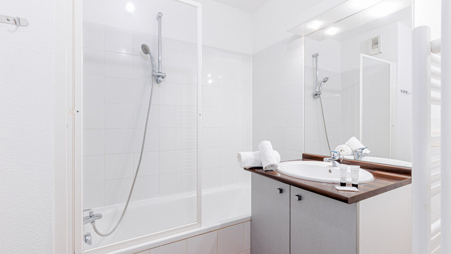 Bathroom 4, Madame Vacances Residence Les Rives Marines, Gironde