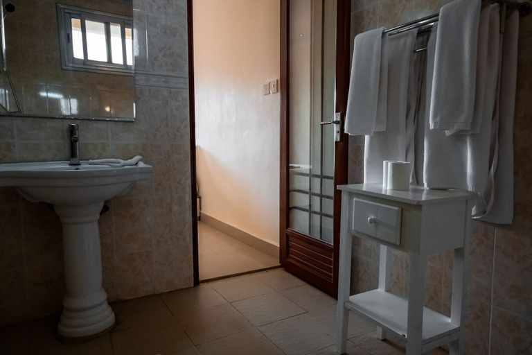 Bathroom 4, Kololi Beach Resort, Kombo Saint Mary