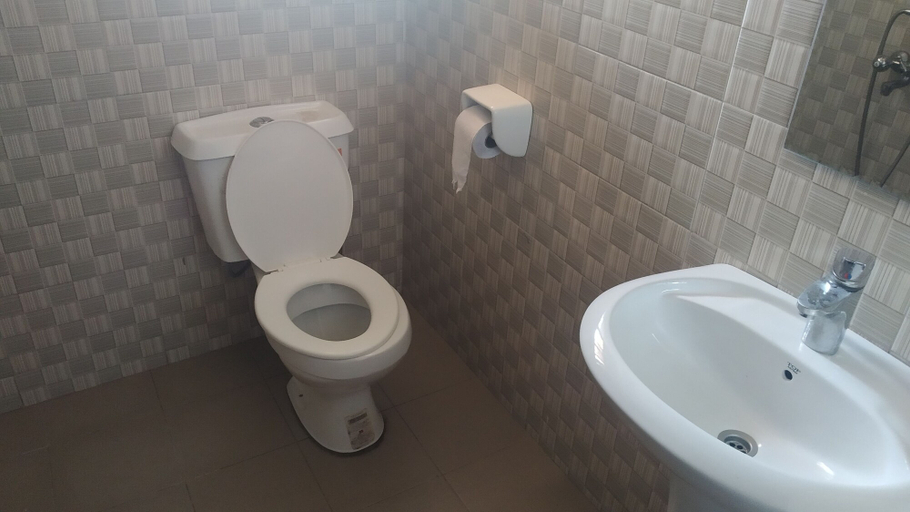 Bathroom 3, Golden Apartments Bukoto, Kampala