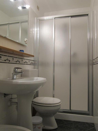 Bathroom 3, Residence Castelli, Aosta
