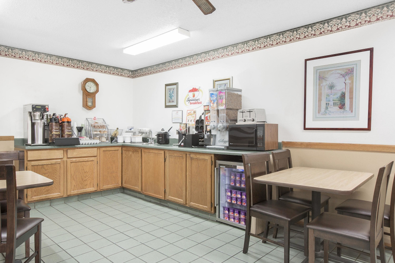 Food & Drinks 5, Super 8 by Wyndham Chillicothe, Livingston