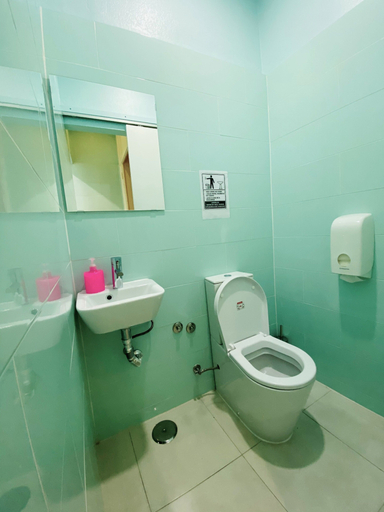 Bathroom 5, Green Heart Hostel, Lisbon