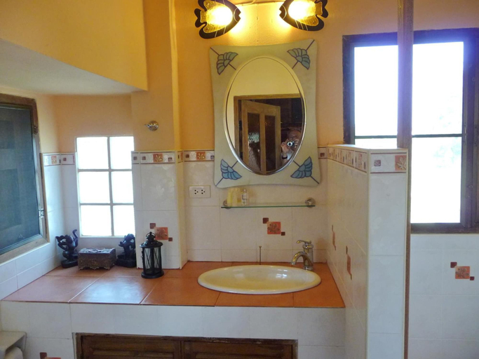 Bathroom 3, Golden Teak Home Resort, Saraphi