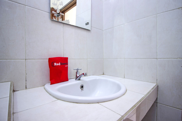 Bathroom 4, RedDoorz Plus @ Wastu Kencana, Bandung