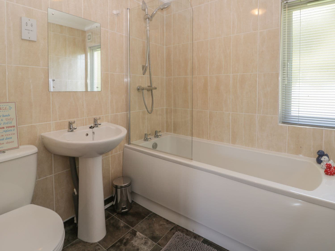 Bathroom 3, Jonstone Pines Lodge at Cayton Bay Holiday Park, North Yorkshire