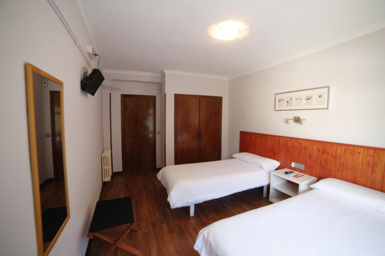 Bedroom 4, Hostal Cruce, León