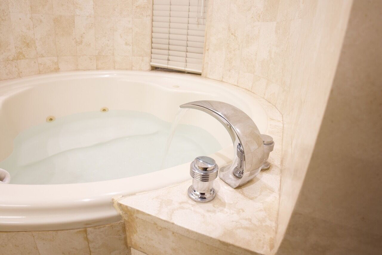 Bathroom 3, J&A Classic Hotel, Lima