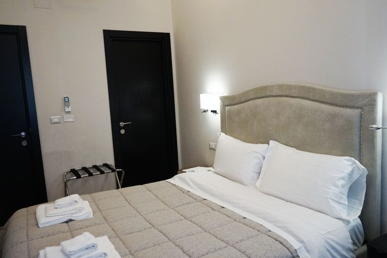 Bedroom 4, Re di Smirne, Bari