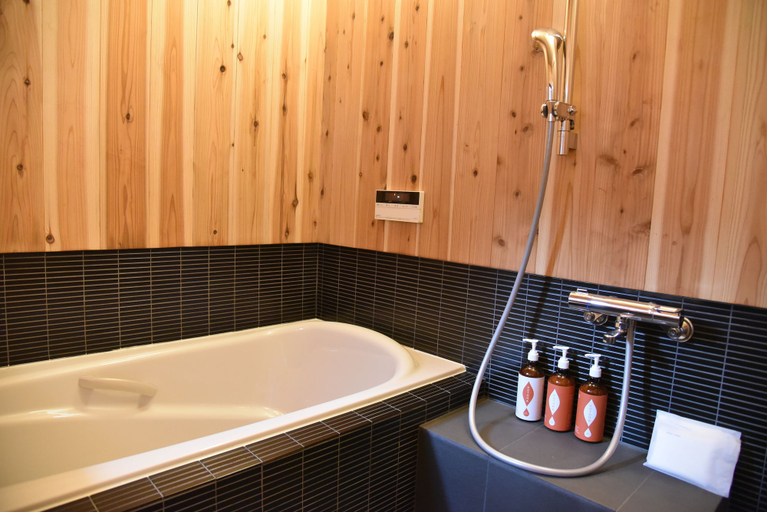 Bathroom 3, Chika Rakuen, Kyoto