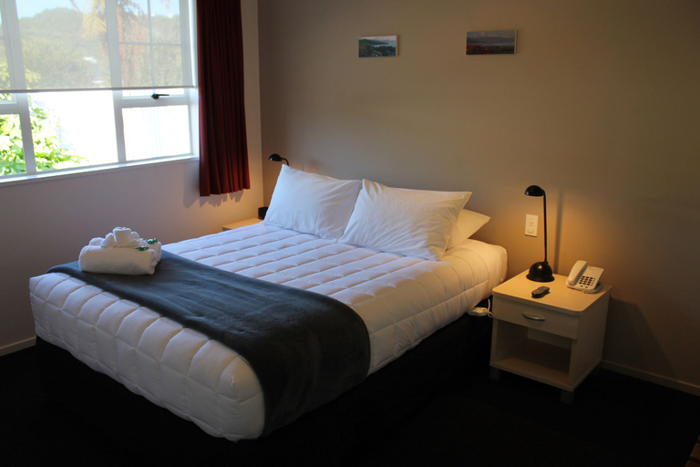 Bedroom 2, Alpine Rose Greymouth Motel, Grey