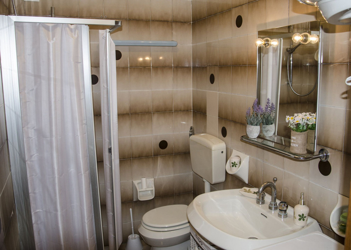 Bathroom 3, Casa Serrano, Sassari