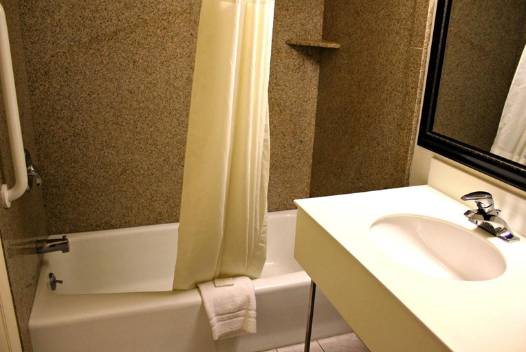 Bathroom 2, Budget Inn Farmington, Ontario