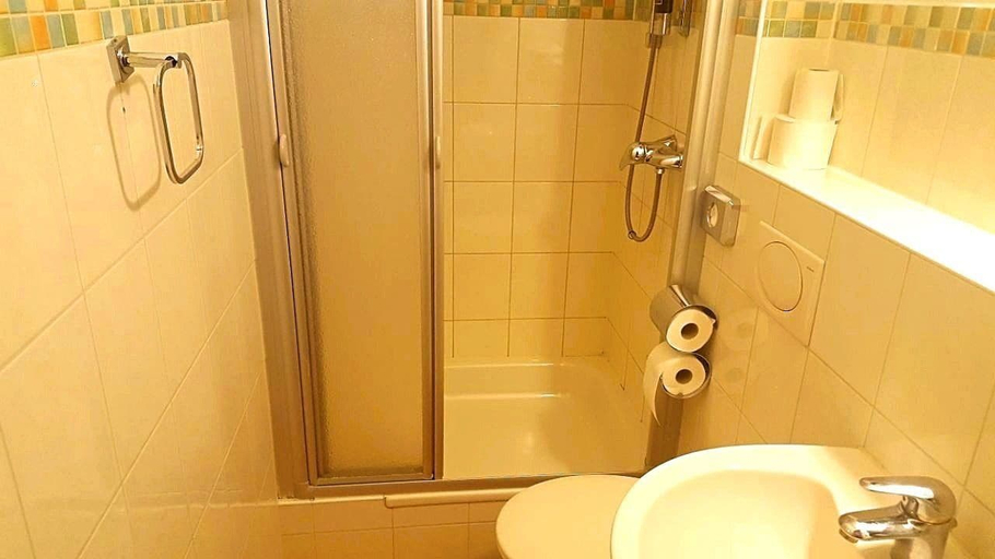 Bathroom 5, Gasthof Franziska, Stuttgart