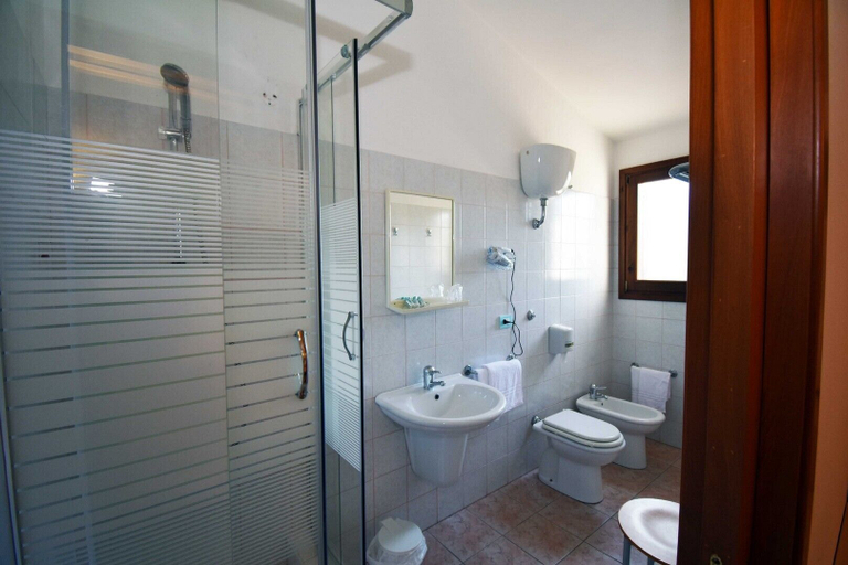 Bathroom, La Corte degli Ulivi Hotel Ristorante, Ogliastra