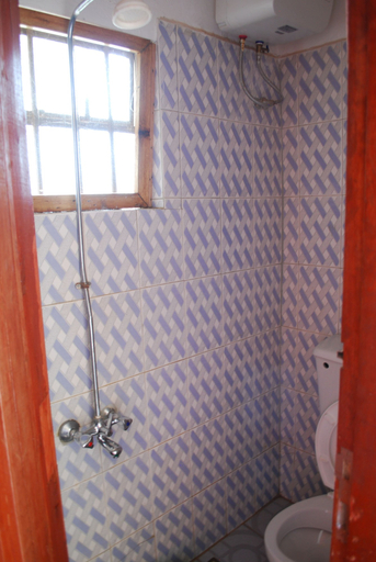 Bathroom 3, Crater Bay Cottages, Ndorwa