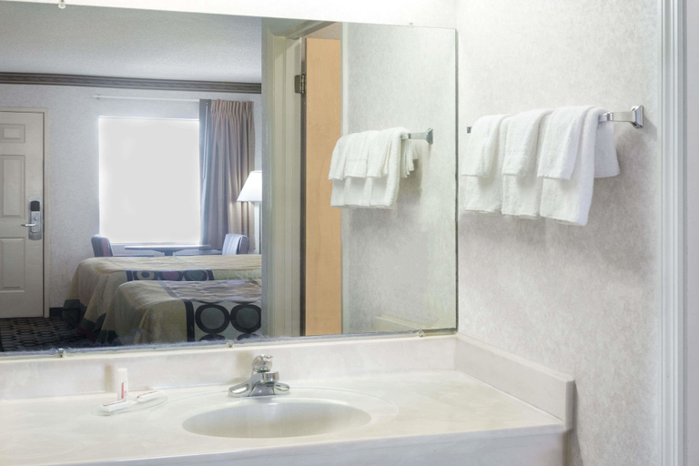 Bathroom 4, Super 8 by Wyndham Ashburn, Turner