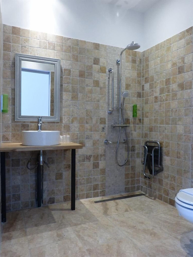 Bathroom 4, Hôtel des Grottes, Lot