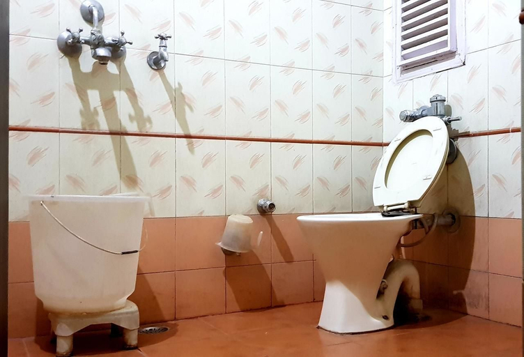 Bathroom 4, Hotel Midtown, Hardwar