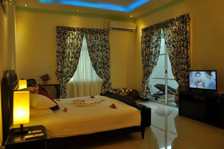 Bedroom 2, Charming Holiday Lodge