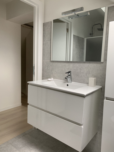 Bathroom 3, Petit Coin De Paradis, Hainaut
