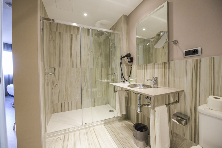 Bathroom 5, Hotel Plaza Coruña, A Coruña