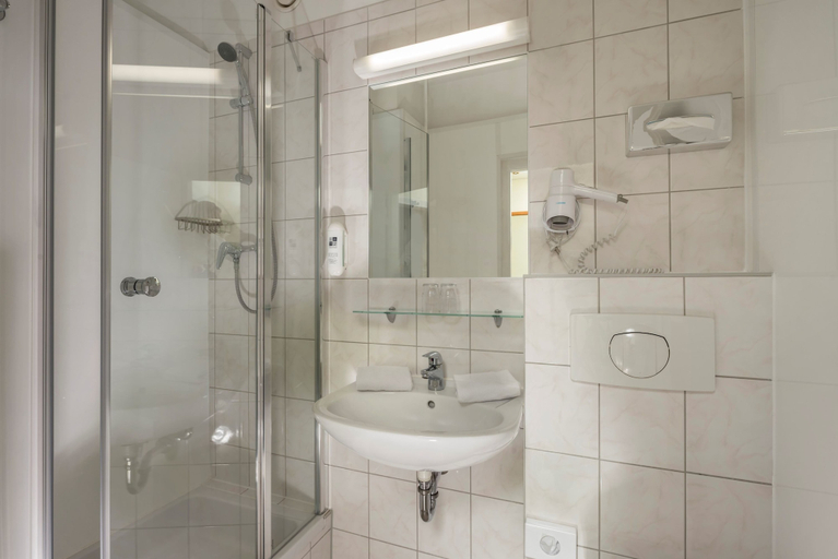Bathroom 4, AHORN Berghotel Friedrichroda, Gotha
