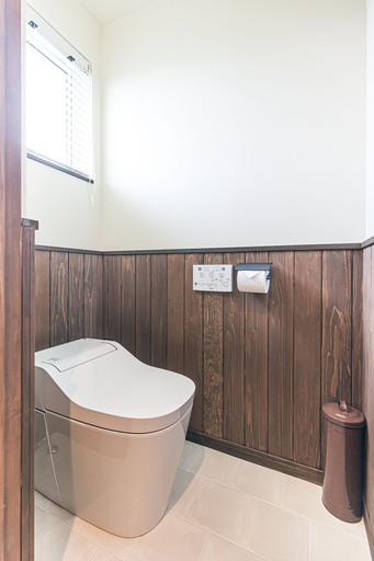 Bathroom 4, Mihana Onna-Son, Onna
