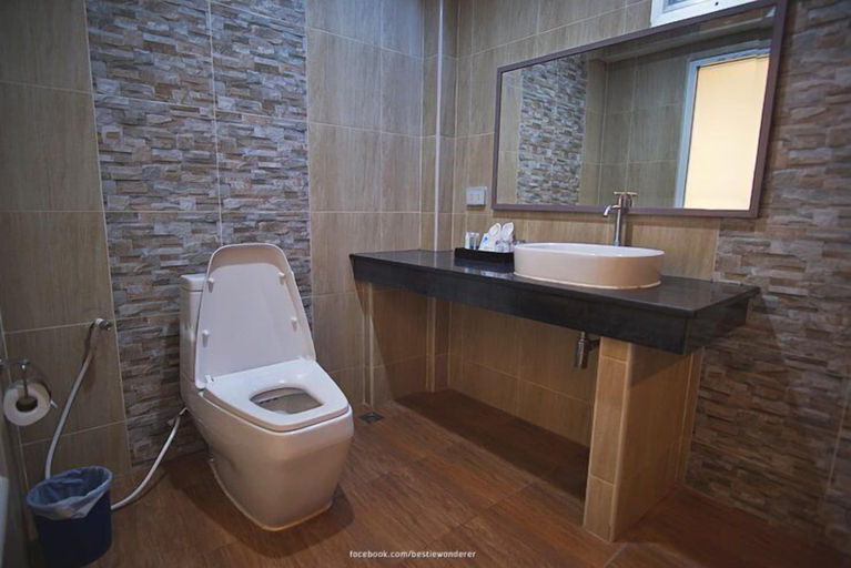 Bathroom 5, Chaolao Tosang Beach Hotel, Tha Mai