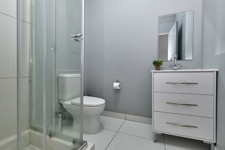 Bathroom 5, Inn & Out Sandton, City of Johannesburg
