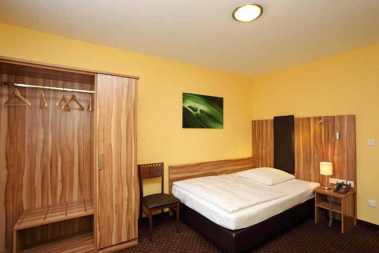 Bedroom 3, Hotel Silberhorn, Nürnberg