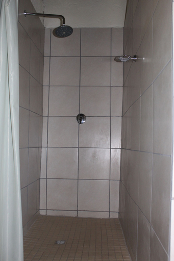 Bathroom 4, Roundhouse Marloth, Ehlanzeni