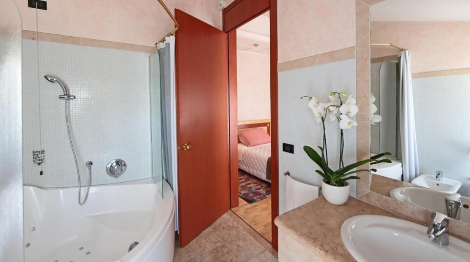 Bathroom 4, Hotel Contà, Treviso