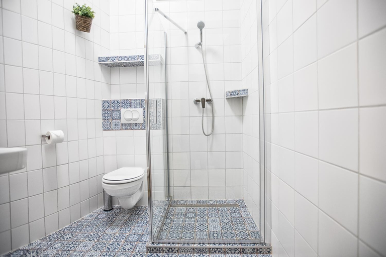 Bathroom 4, Budapest Passage 1, Budapesti