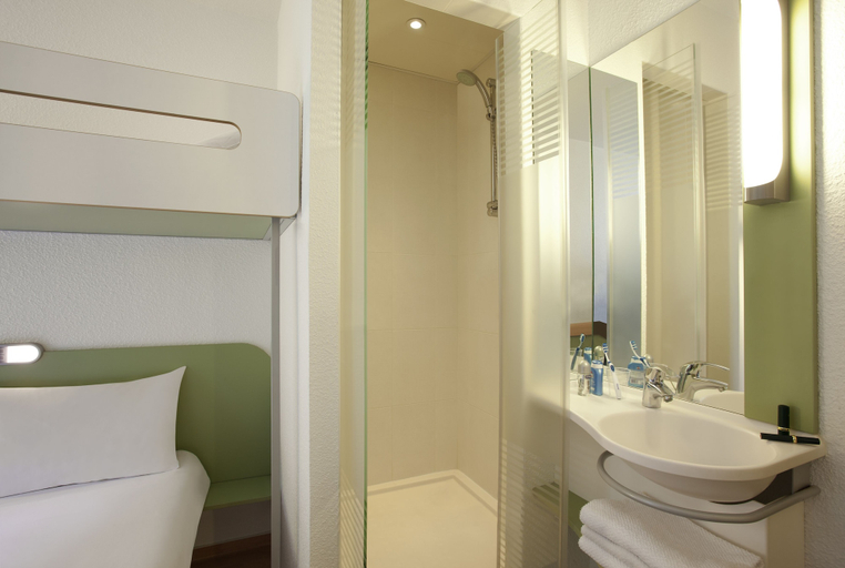 Bathroom 3, Ibis Budget Les Sables d'Olonne, Vendée