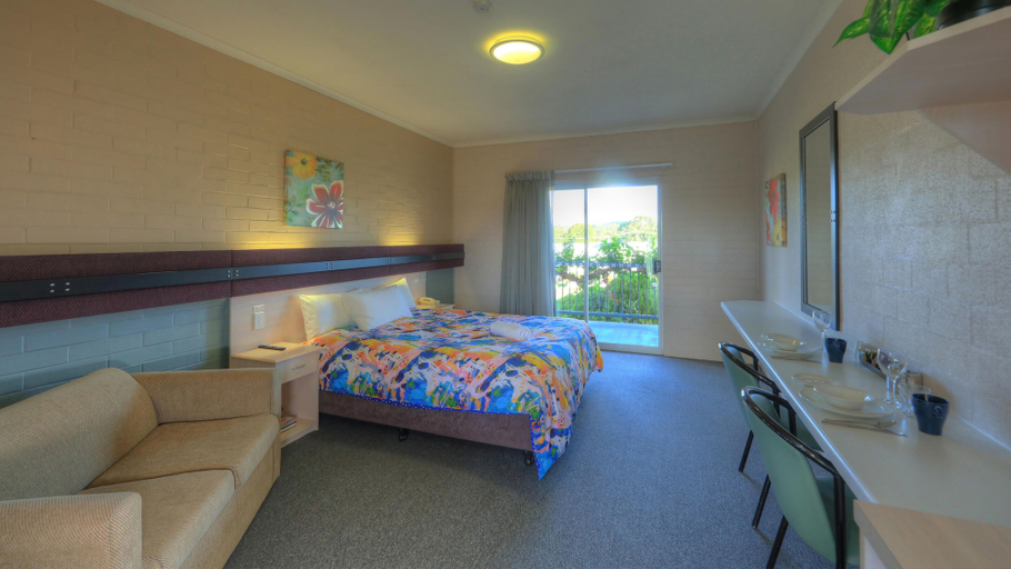Bedroom 2, The Vines Motel and Cottages, Stanthorpe