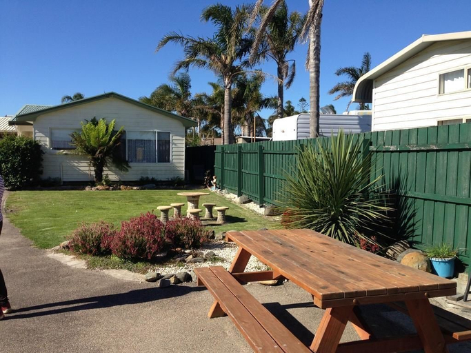 Exterior & Views 1, Lakes Jakaranda Holiday Units, E. Gippsland - Bairnsdale