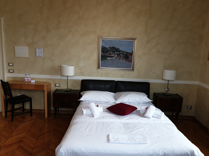Bedroom 4, Lady Verona, Verona