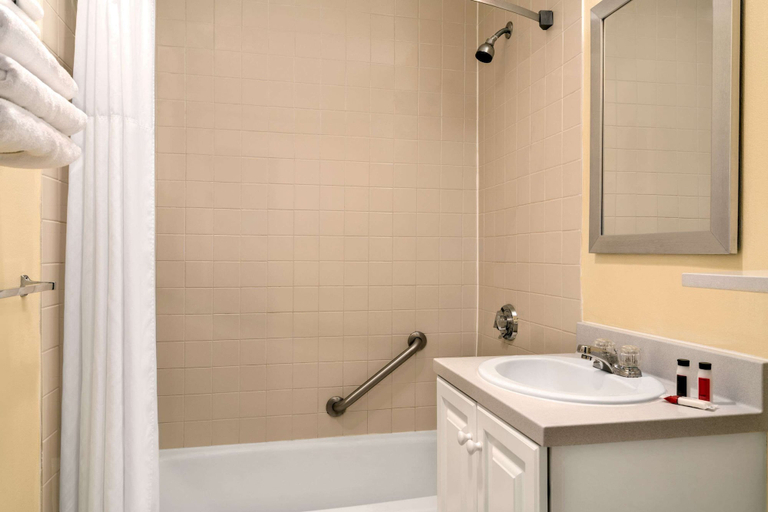 Bathroom 5, Days Inn by Wyndham Dover, Strafford