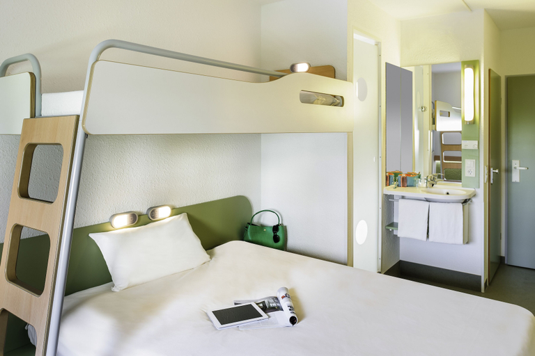 Bedroom 4, ibis budget Lyon Saint Genis Laval, Rhône