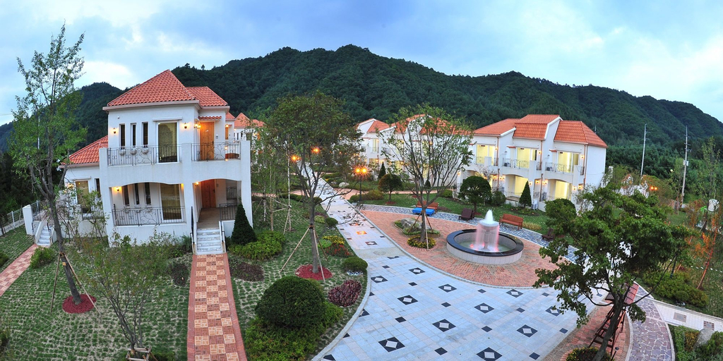 Exterior & Views