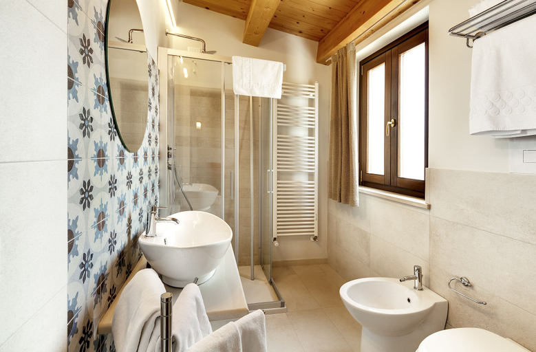 Bathroom 5, Arucimeli Resort, Ragusa