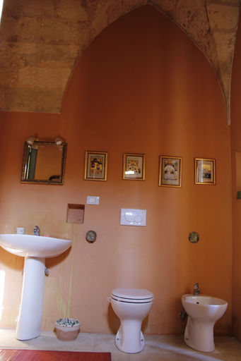 Bathroom 5, Casa del Tabacco, Lecce