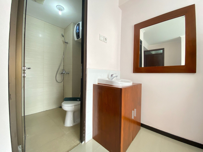 Bathroom 5, Simply Homey 2BR Apartment at Gateway Pasteur, Bandung