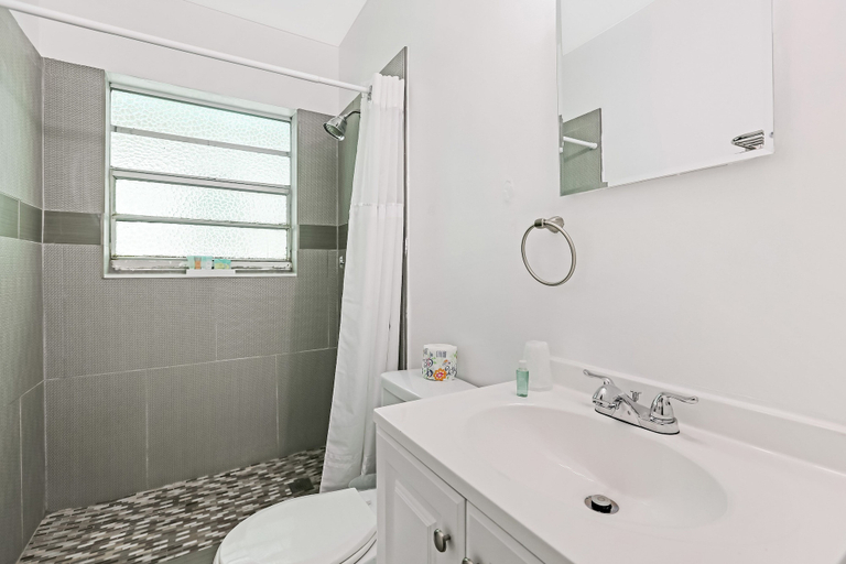 Bathroom 3, Hollywood Beach Seagull, Broward