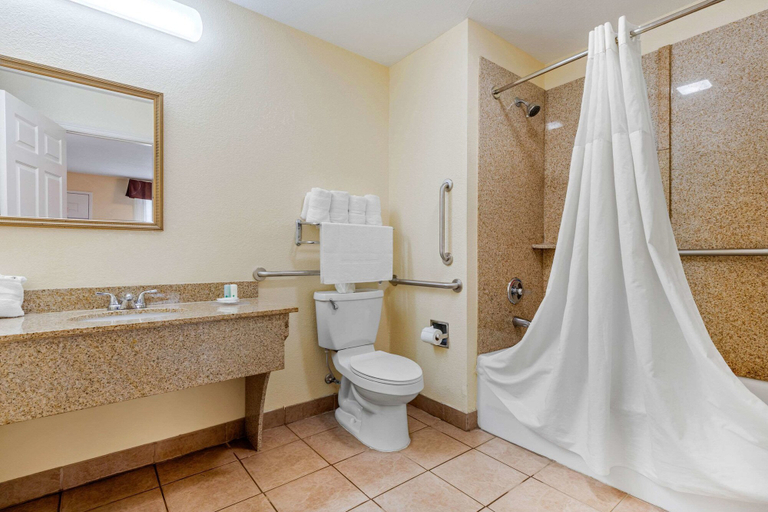 Bathroom 4, Quality Inn & Suites Lexington, Lexington