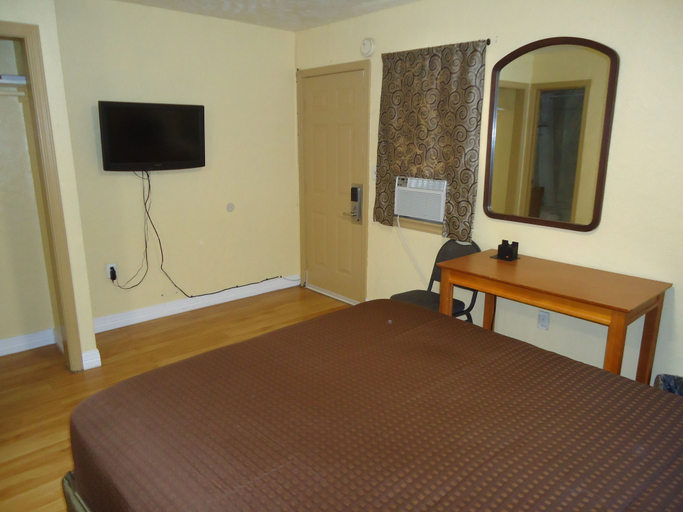 Bedroom 2, Budget Inn, Comanche