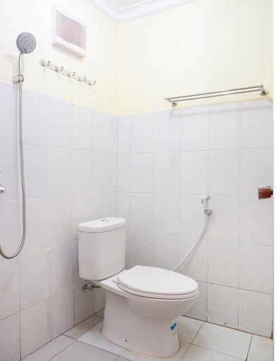 Bathroom, OYO 2401 Ardini Residence, Bandung