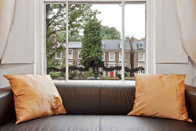 Others 5, Refined, Light 1 Bed Apt w Balcony in Brixton, London