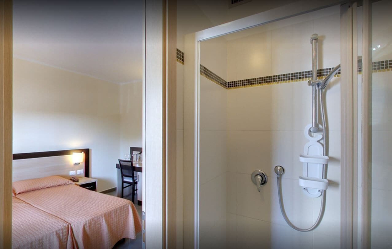 Bathroom 5, Hotel Flora, Livorno