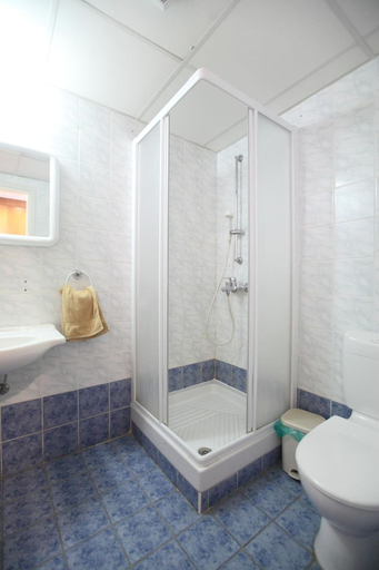 Bathroom 4, Captain Karas Holiday Apartments